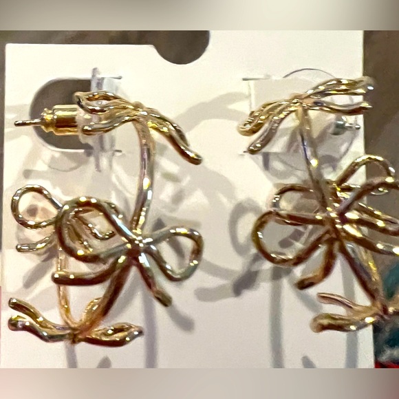 Pretty Gold Bows Hoop Earrings- NWT - Picture 1 of 2